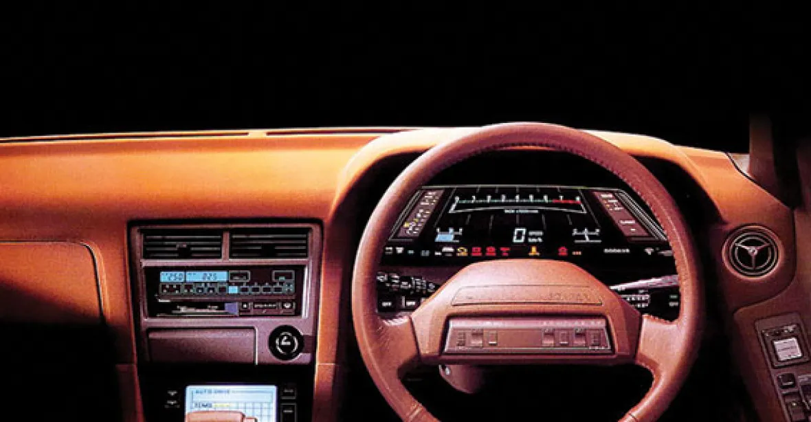 Tehdy: 1985 (Subaru XT). Teď: 2015 (Reunalt Espace)