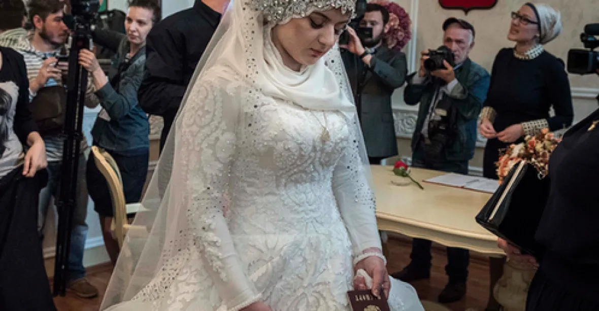 Na čečenské svatbě. 17letá dívka si musela vzít prominenta