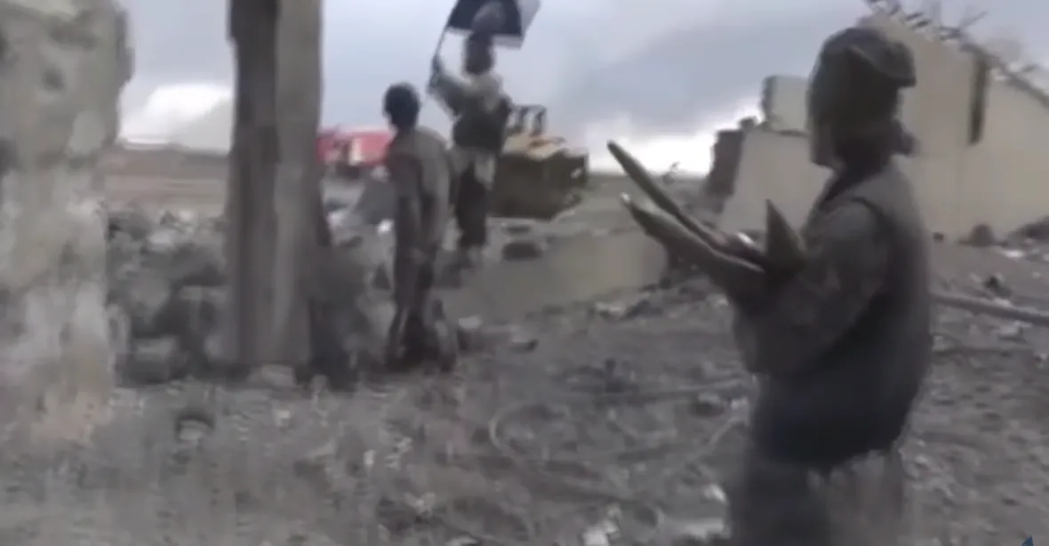 Unikátní videa z Ramádí. Střelba a dým, lidé prchají před islamisty