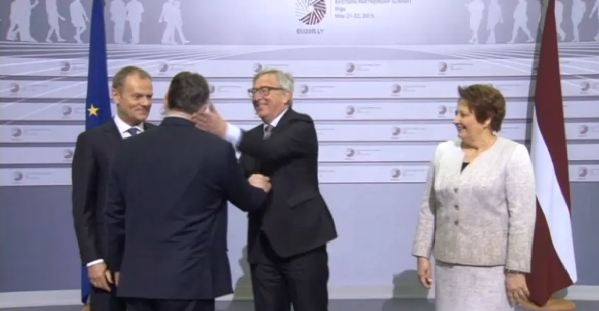 Zdravím, diktátore! Juncker uvítal Orbána políčkem do tváře