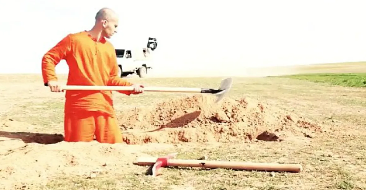 VIDEO: Zajatec islamistů si vykopal hrob. Pak ho podřízli