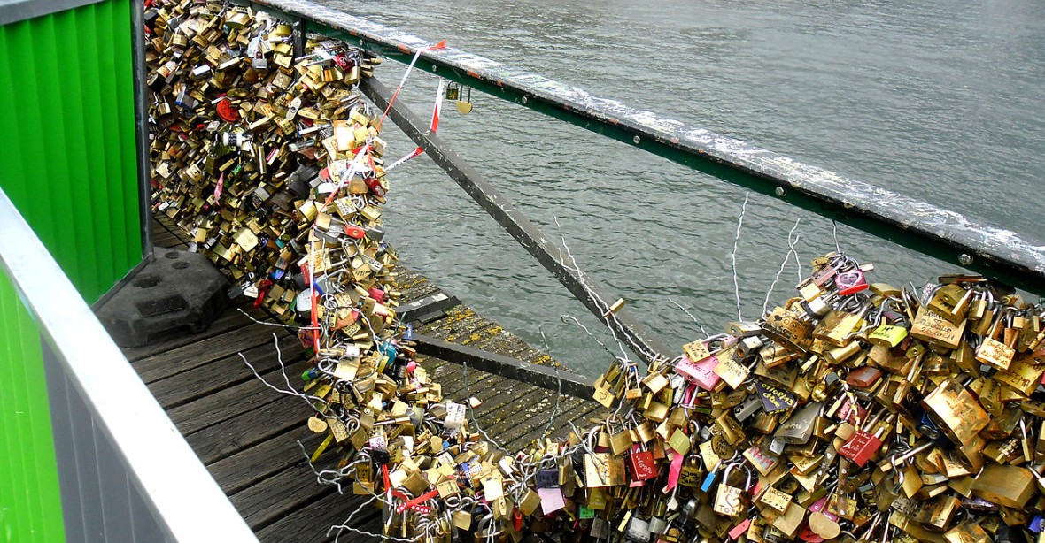 Paříž zakázala zámky zamilovaných. Ničí slavné mosty