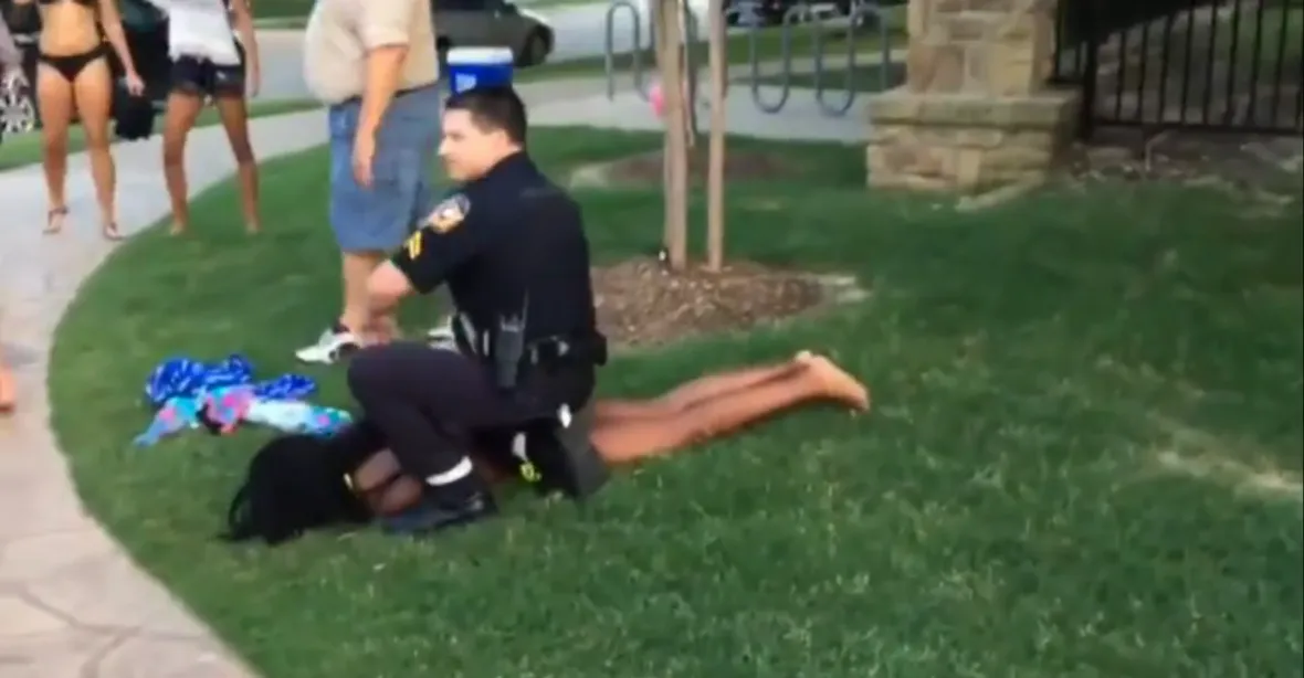 VIDEO: Na zem! Pouta! Policie tvrdě pacifikovala mladé černochy