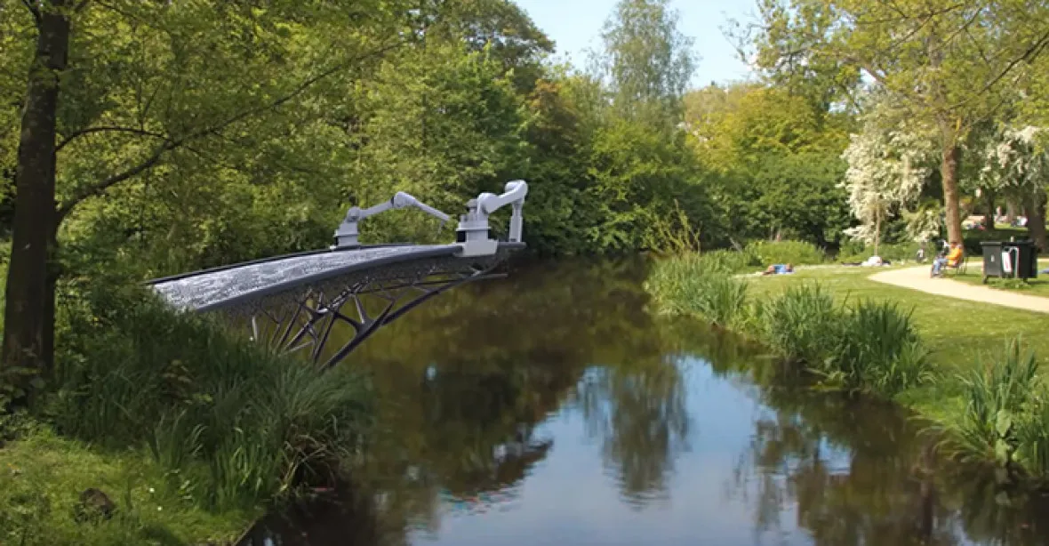 Robot vytiskne ocelový 3D most přes amsterdamský kanál