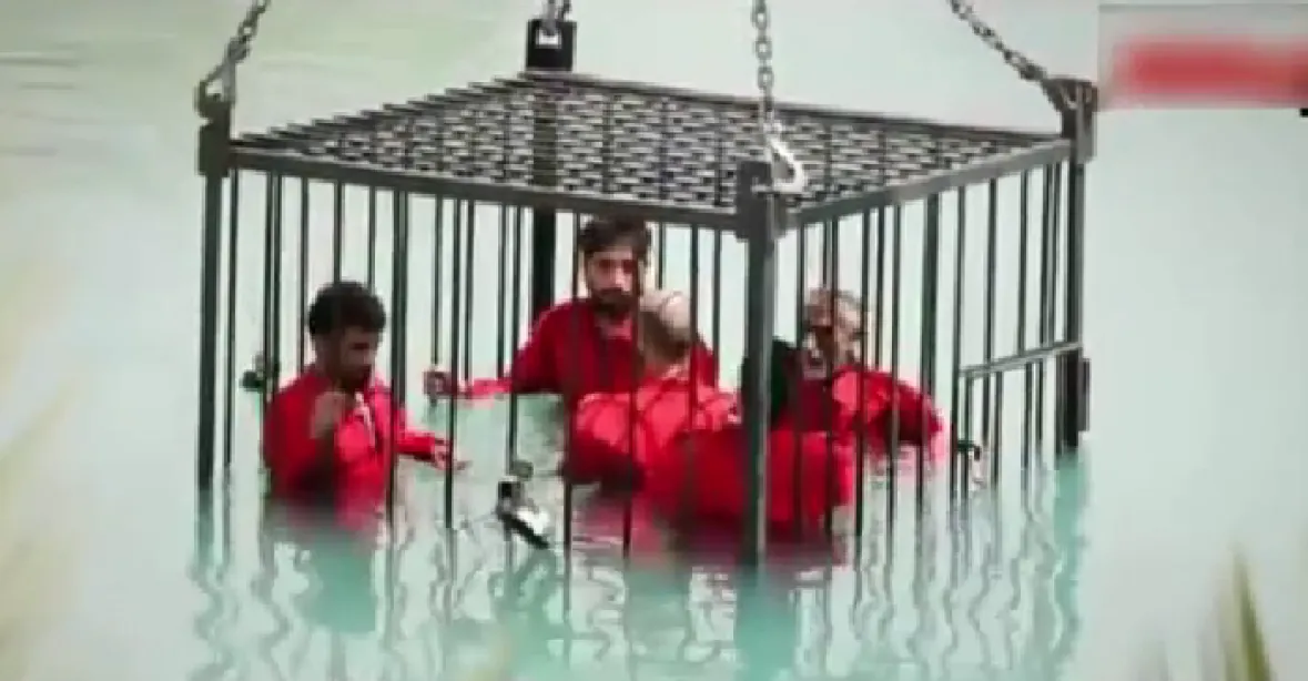 VIDEO: Zajatce utopili v kleci, jiné zabili kabelem