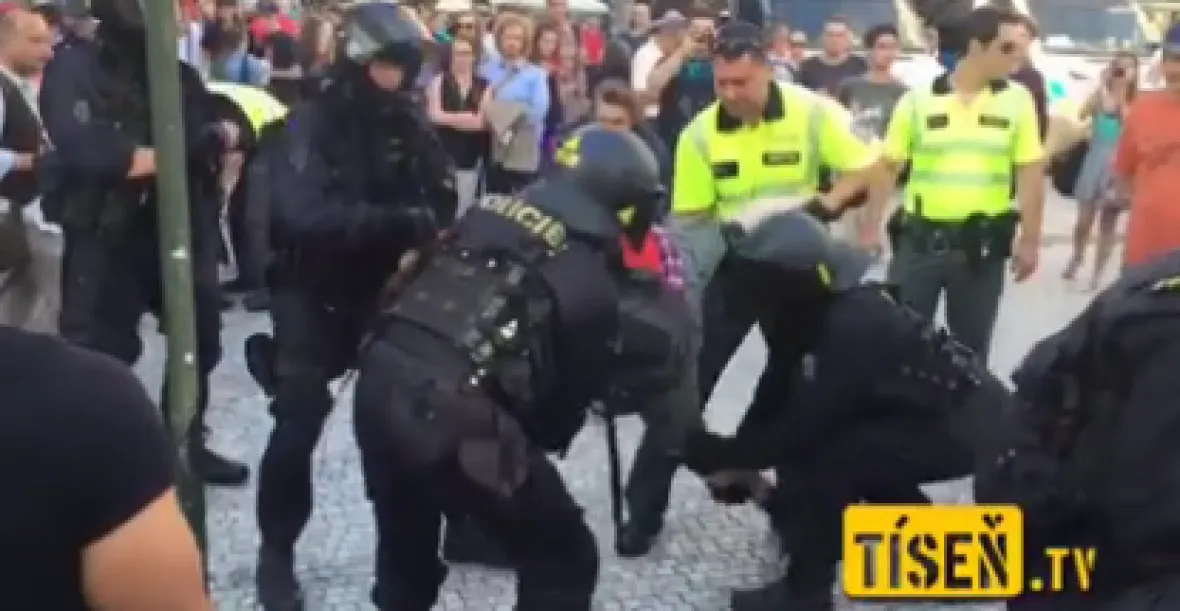 VIDEO: Šibenice nevadí, aktivistka ano. Pacifikuje ji 20 policistů