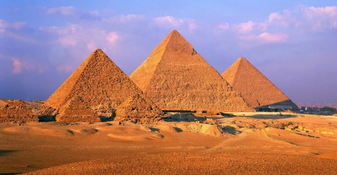 ‚Je třeba zničit pyramidy a sfingu,‘ hlásá šéf IS. A další souhlasí