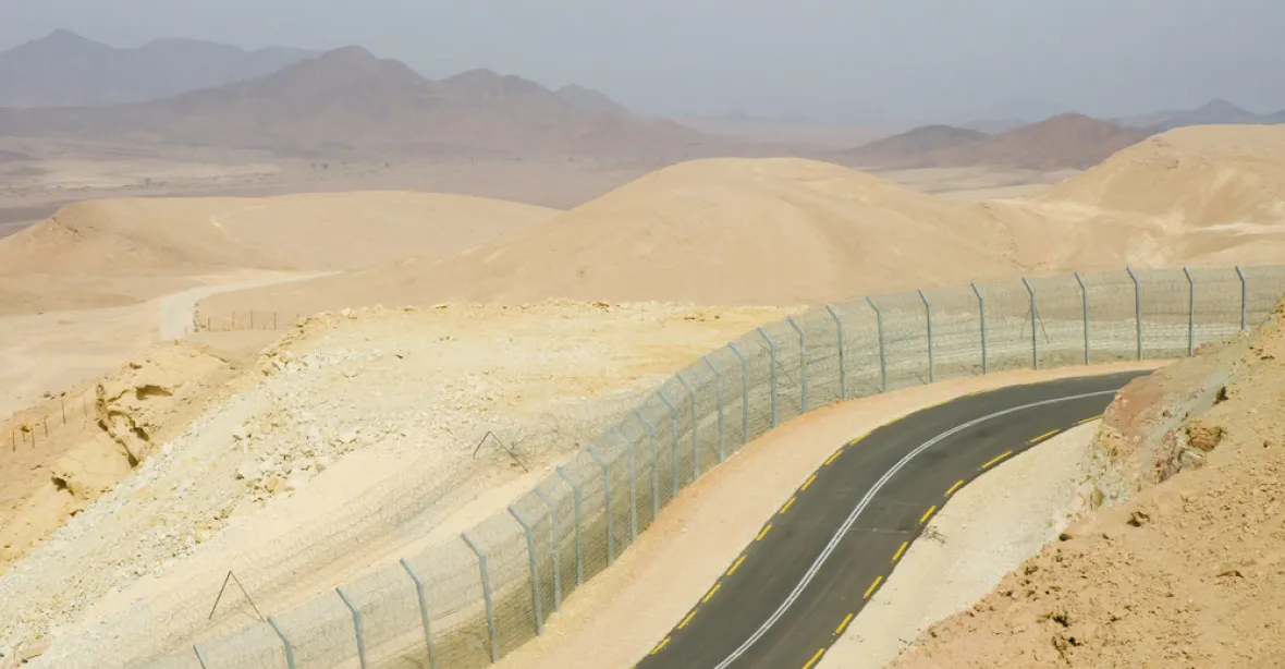 Izrael staví plot na hranicích s Jordánskem. Proti islamistům