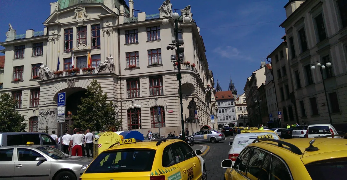 Taxikáři blokovali Prahu. Krnáčová je naštvala zkouškami