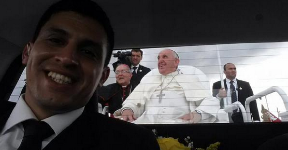 Selfie s papežem. Z řidiče papamobilu je hvězda internetu