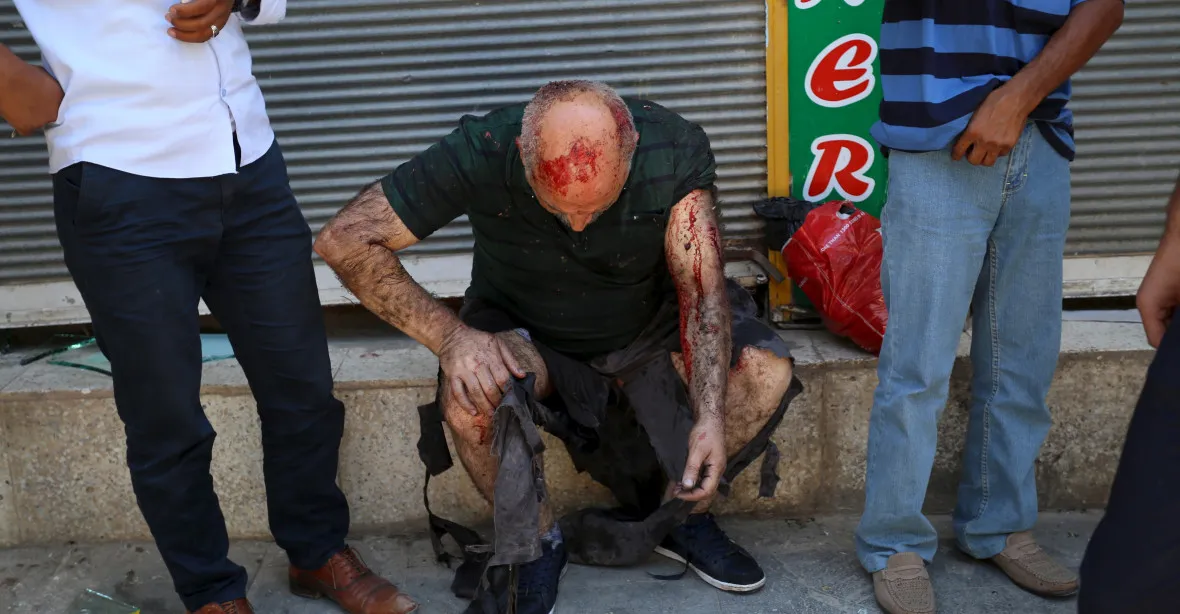 Teror v jižním Turecku. Atentátník zabil desítky lidí