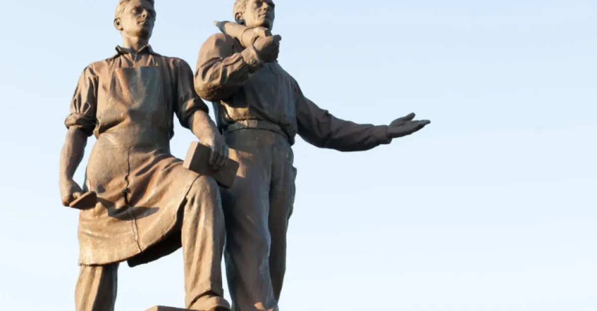 Sovětské sochy z Litvy si rádi vezmeme, vzkazují Rusové