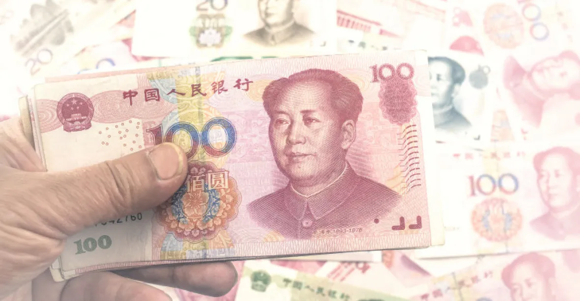 Trhy v Číně kolabují. Zavládl strach z devalvace a úprku peněz