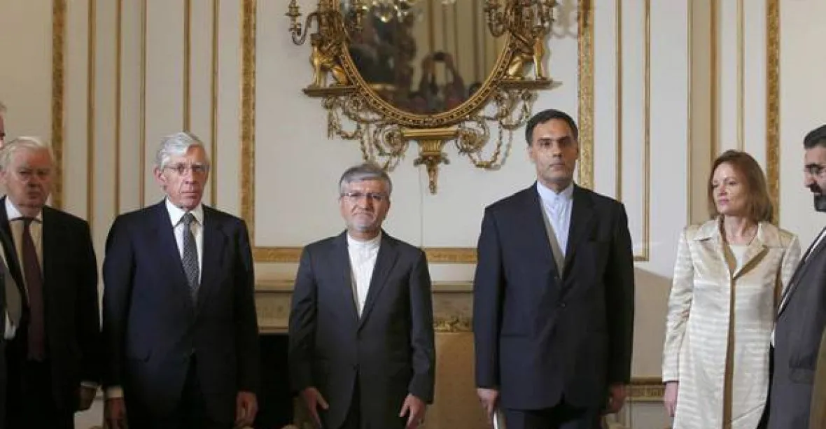 Britská diplomatka pohoršila Írán. Na ambasádu přišla bez hidžábu