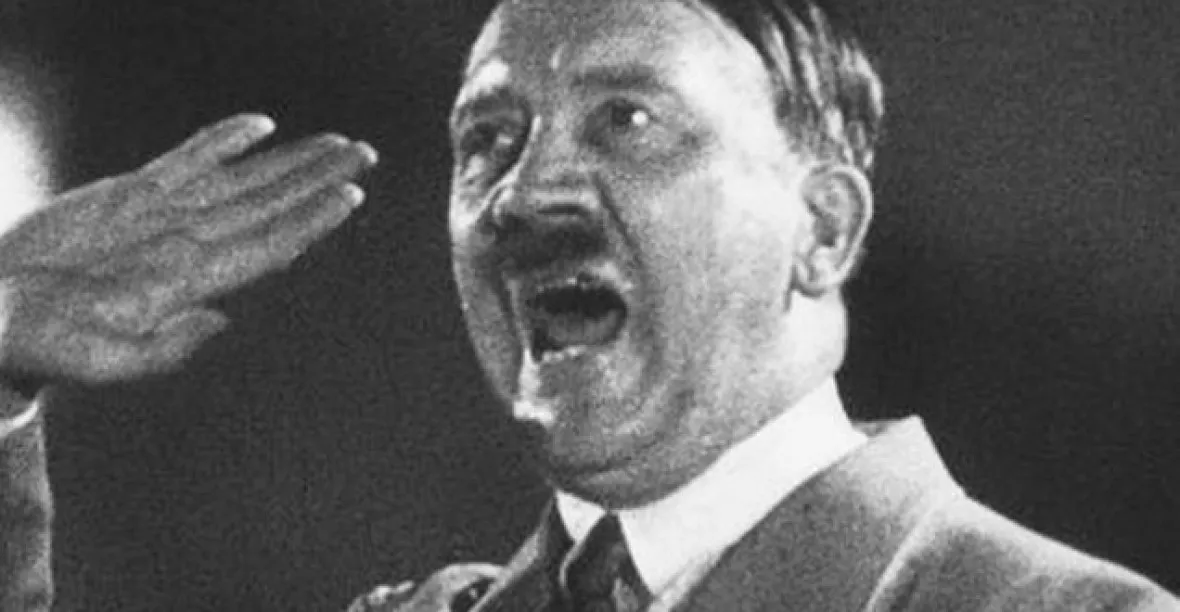 Volili byste Hitlera, kdyby vyřešil běžence? Redakce anketu stáhla