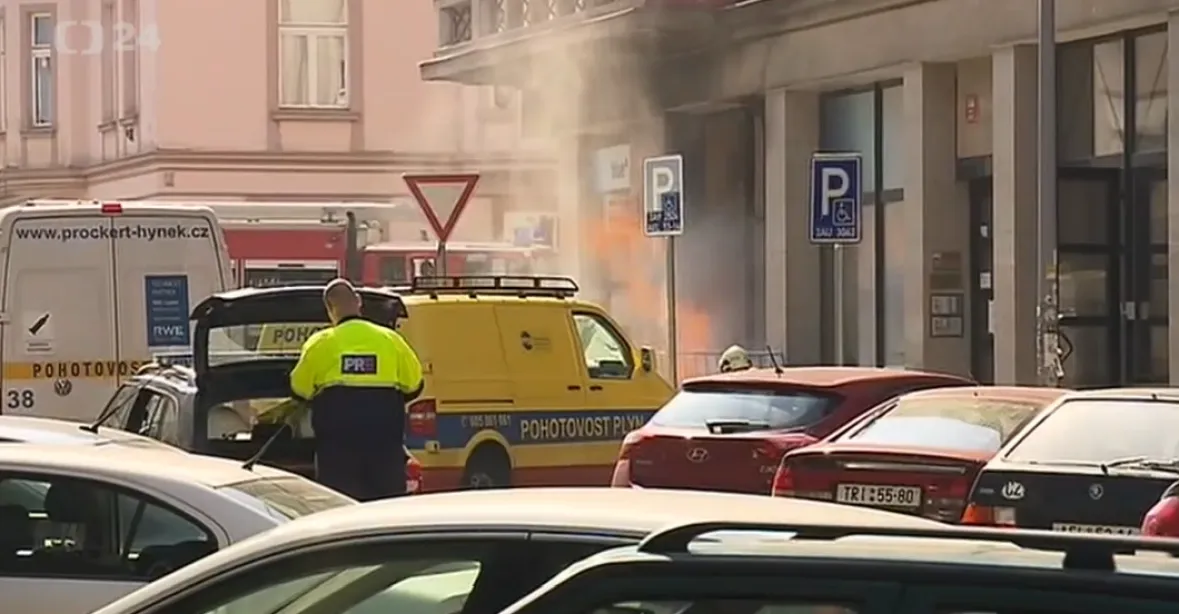 Hořící plyn na ulici vyděsil pražské Dejvice