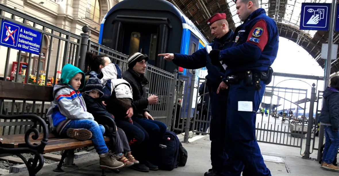 Lifrují Maďaři uprchlíky na Západ? Rakušané vlaky zastavují
