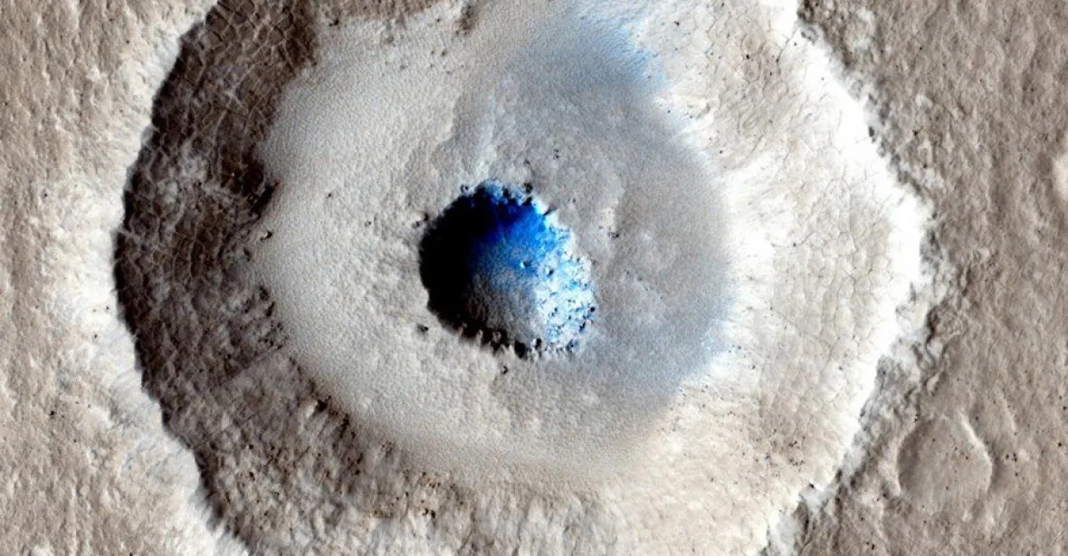 Vědci rozluštili záhadu obřího kráteru na Marsu