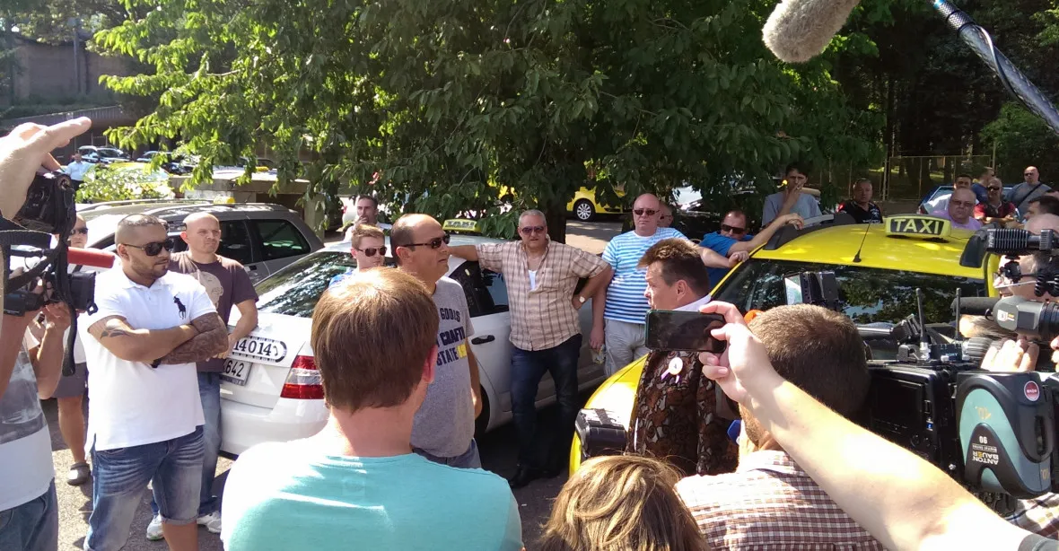 Pražským taxikářům slíbili vyšší sazbu. Blokáda zažehnána