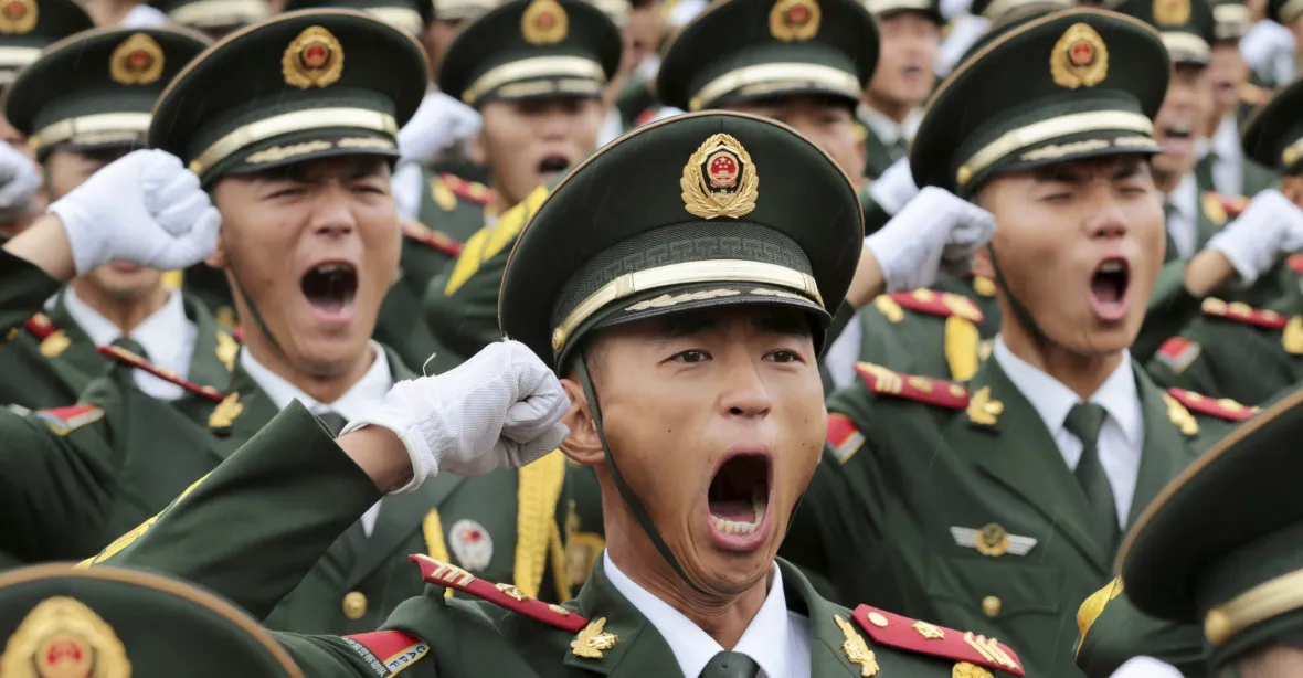 Veteráni, ženy a rakety. Čína demonstrovala vojenskou sílu