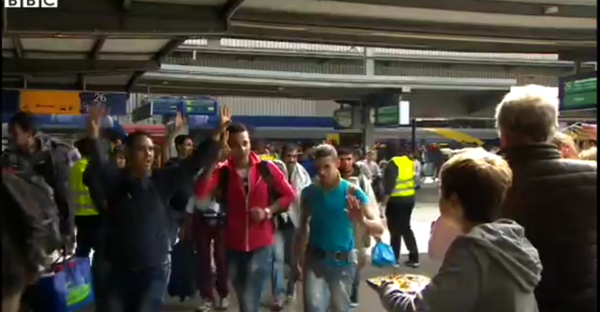 V Mnichově přivítali uprchlíky potleskem