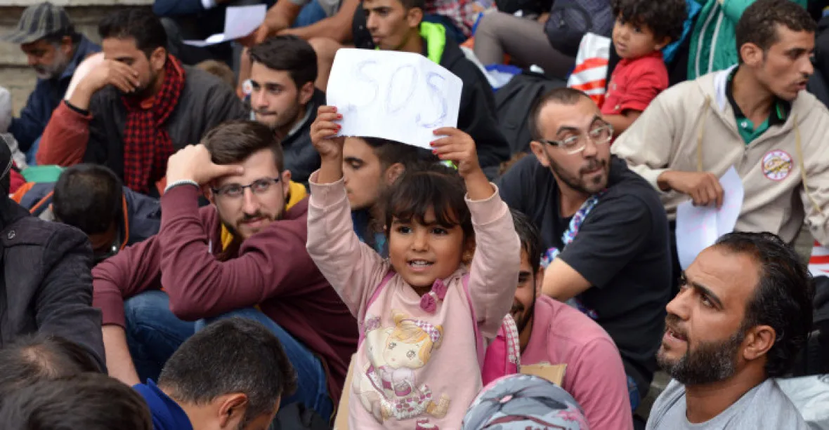 Německo má nový plán pomoci: za víkend přijelo 20 000 běženců