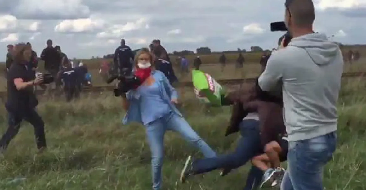 VIDEO: Kameramanka kopala do běženců, přišla o práci