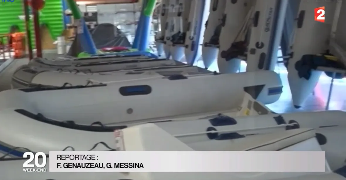 Francie odvolala konzulku. Prodávala čluny a vesty uprchlíkům