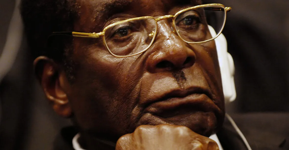 91letému Mugabemu podstrčili starý projev. Tak ho přečetl