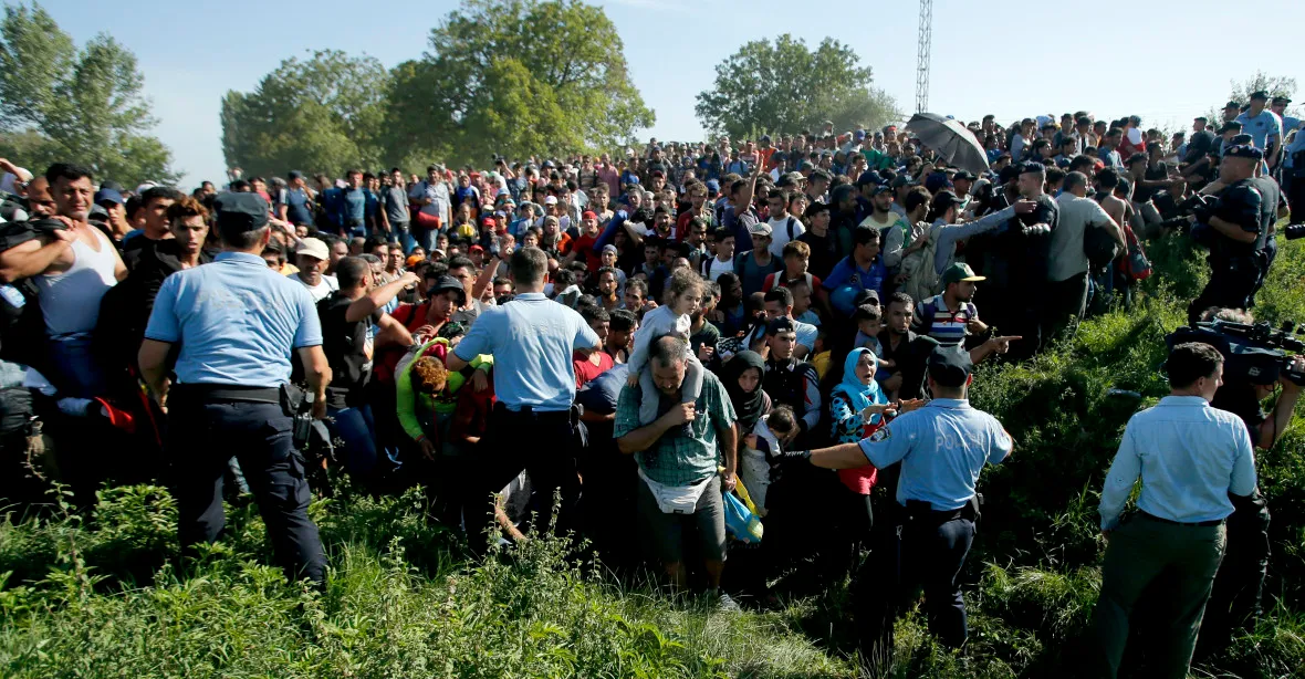 ON-LINE: Chorvaté lifrují uprchlíky do Maďarska