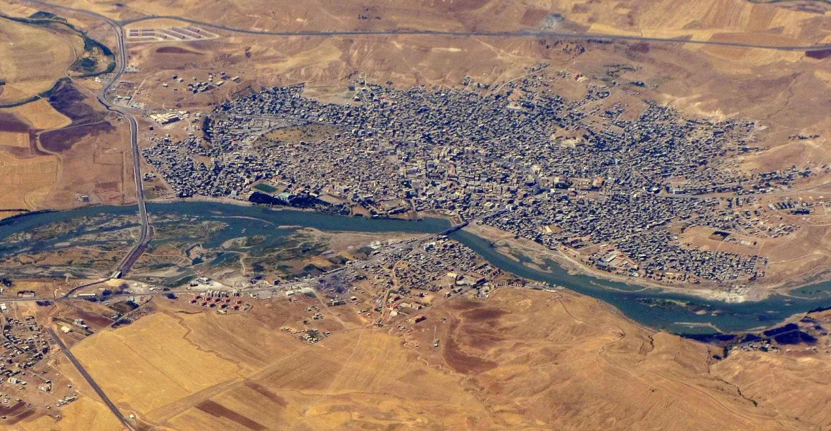 Boje v kurdském městě znemožnily matce pohřbít dceru