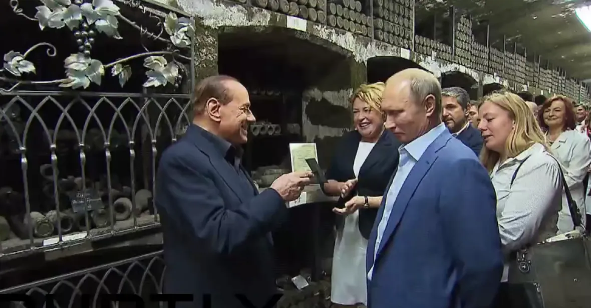 Berlusconi na Krymu popíjel 240leté víno. Kyjev vymáhá škodu