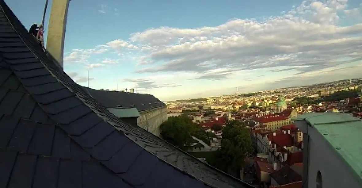 VIDEO: Ztohoven zveřejnili záběry ze střechy Hradu
