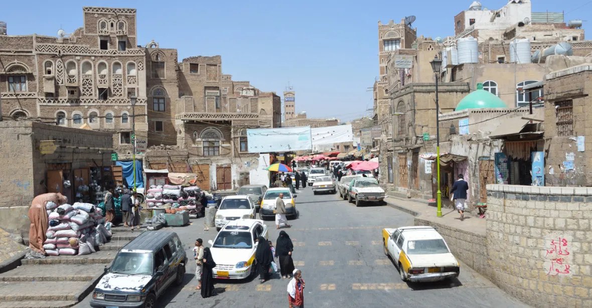Atentátníci zaútočili na mešitu v Jemenu. Na místě jsou desítky mrtvých