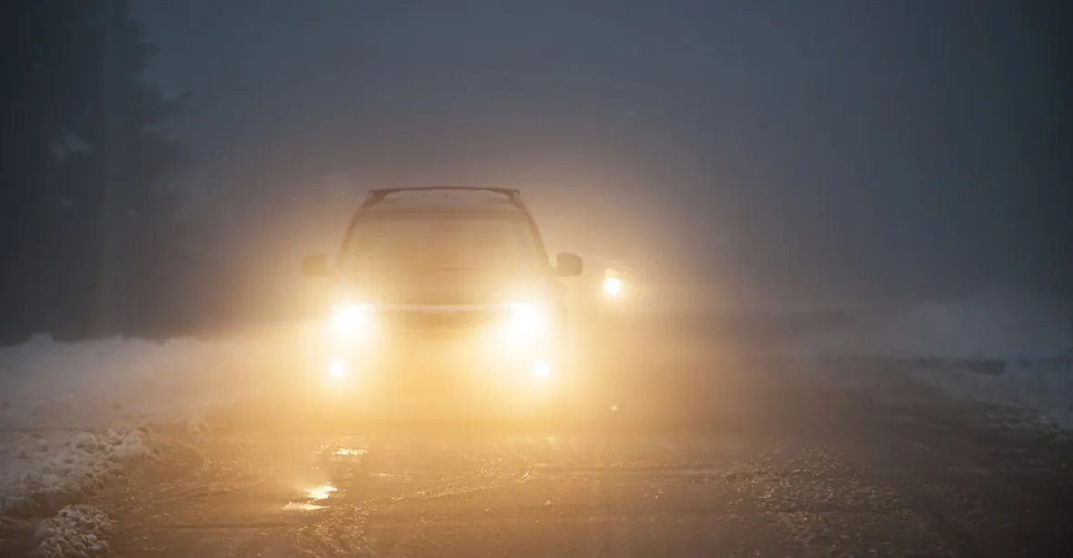 Řidiče oslňují nepovolené reflektory. Policie s tím příliš nenadělá