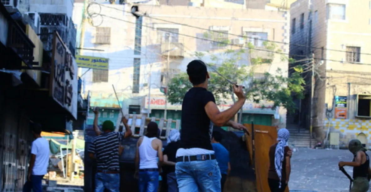 Když Palestinci vrhají kameny, Izraelci mohou střílet ostrými