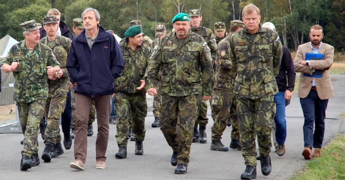 Česko posílá Maďarsku pomoc: dvacet vojáků s technikou