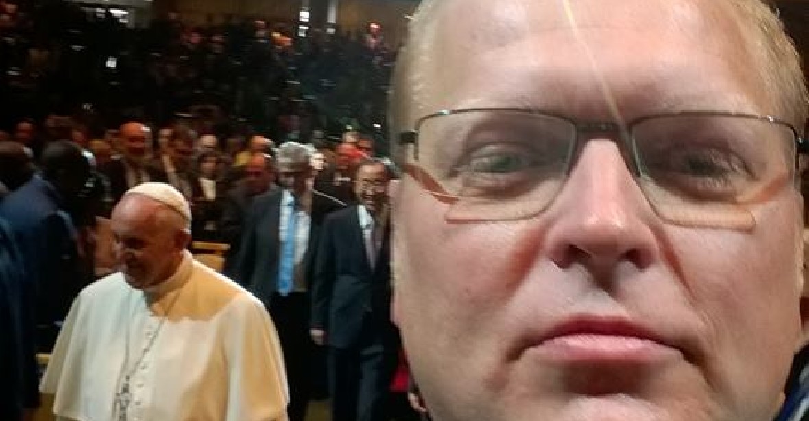 Bělobrádek si střihnul selfie s papežem