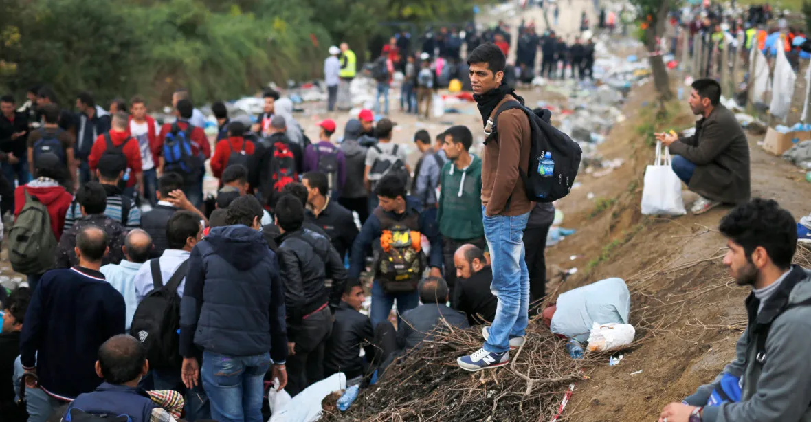 Uprchlíci se nyní valí Chorvatskem. V pátek jich přišlo 10 000