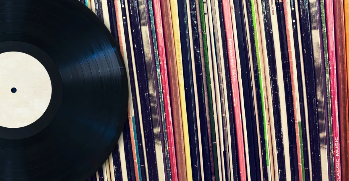 Vinyly opět táhnou, vydělávají víc než Spotify. Díky hipsterům?