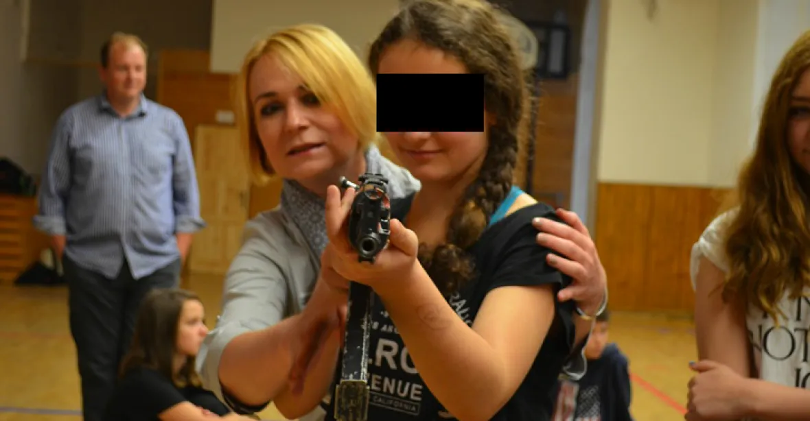 Starostka Prahy 2 učila děti, jak držet zbraň