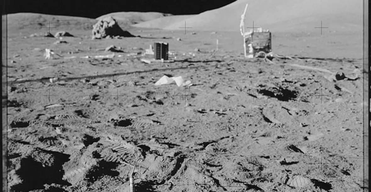 NASA odtajnila tisíce snímků z Měsíce
