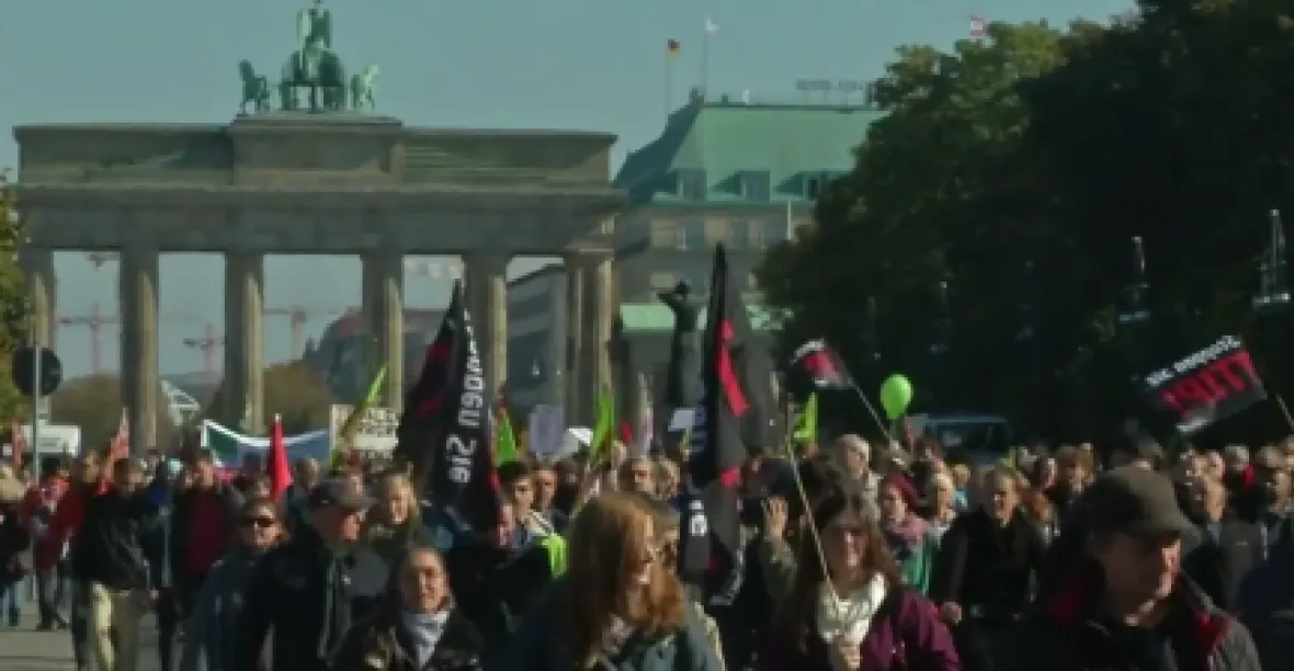 Přes sto tisíc lidí v Berlíně demonstrovalo proti obchodní dohodě s USA