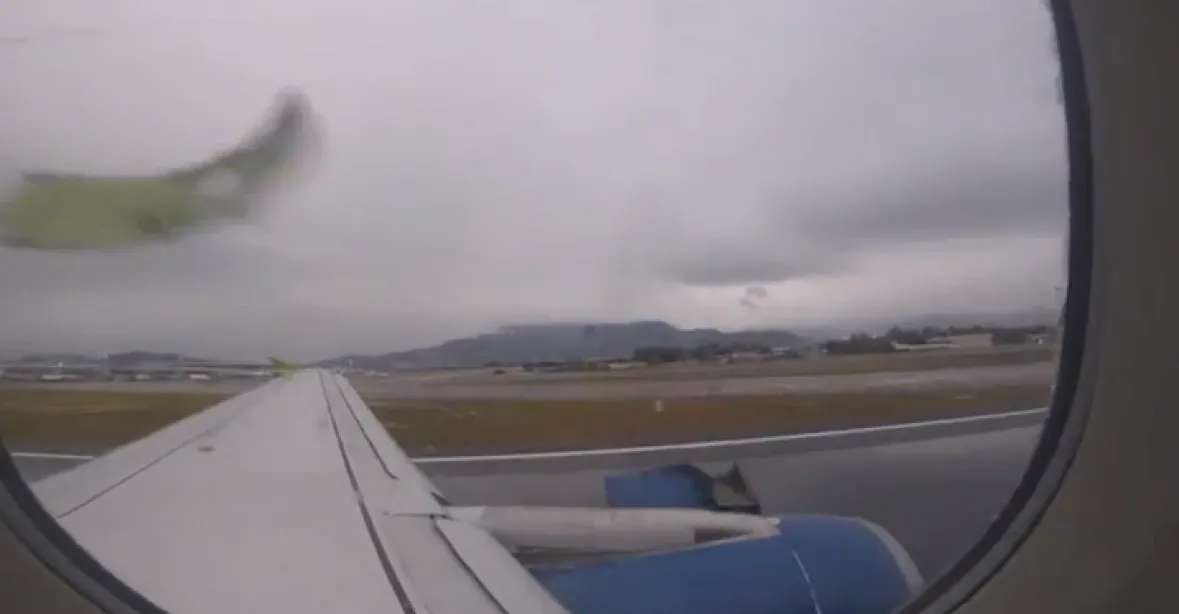 VIDEO: Z letadla se při startu začal odlupovat plášť