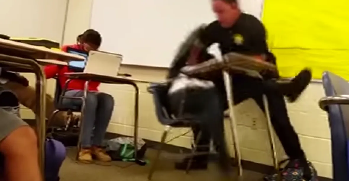 VIDEO: ,Já tě donutím.‘ Policista mrštil studentkou o zem