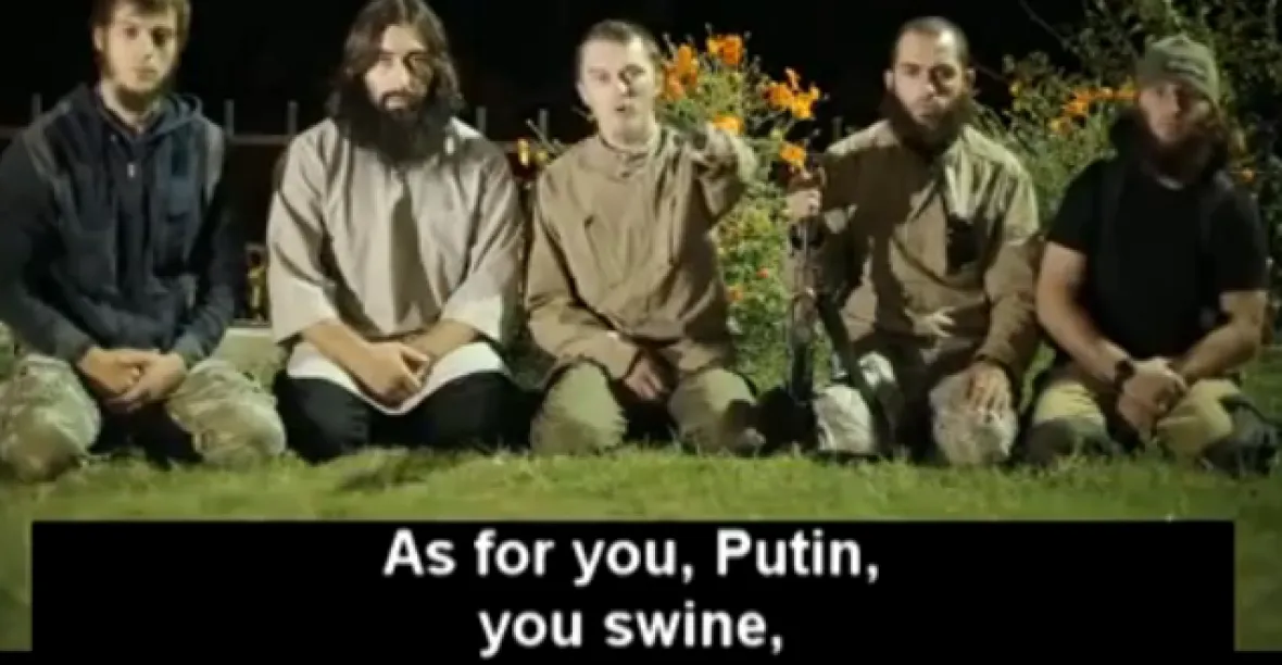 VIDEO: ‚Putine, ty svině.‘ Islámský stát vyhrožuje Rusku