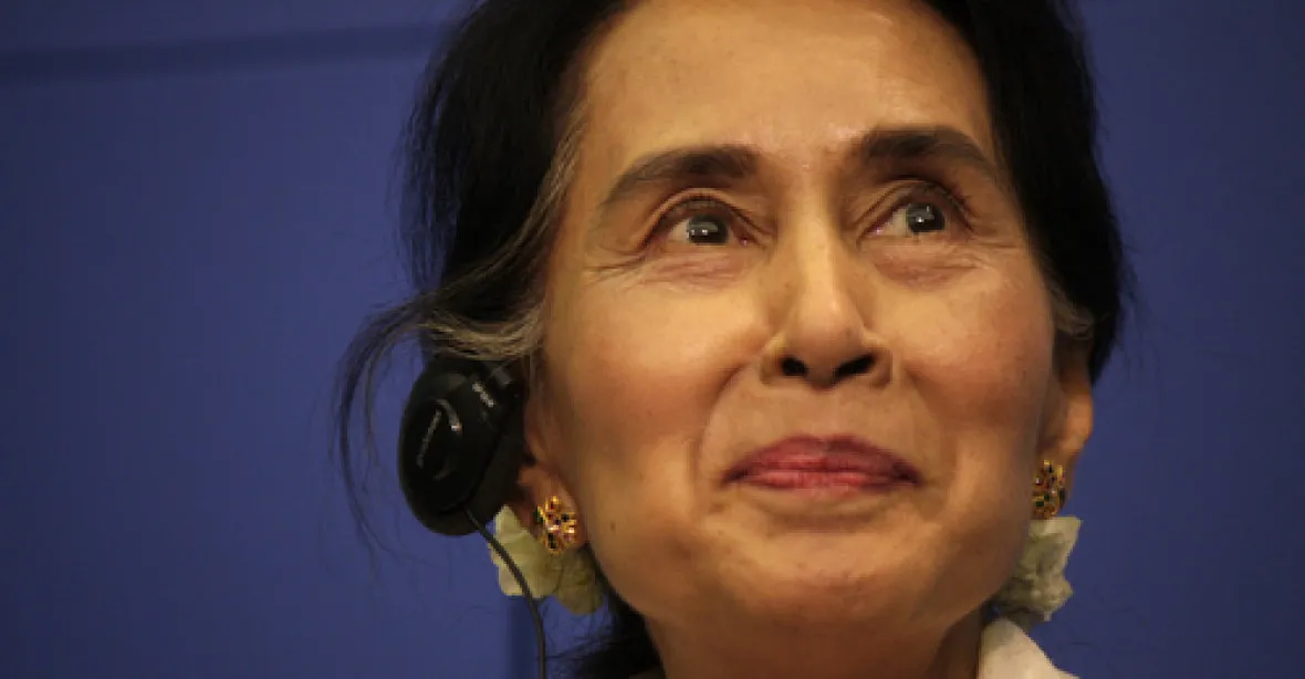 První svobodné volby v Barmě vyhrála strana Su Ťij