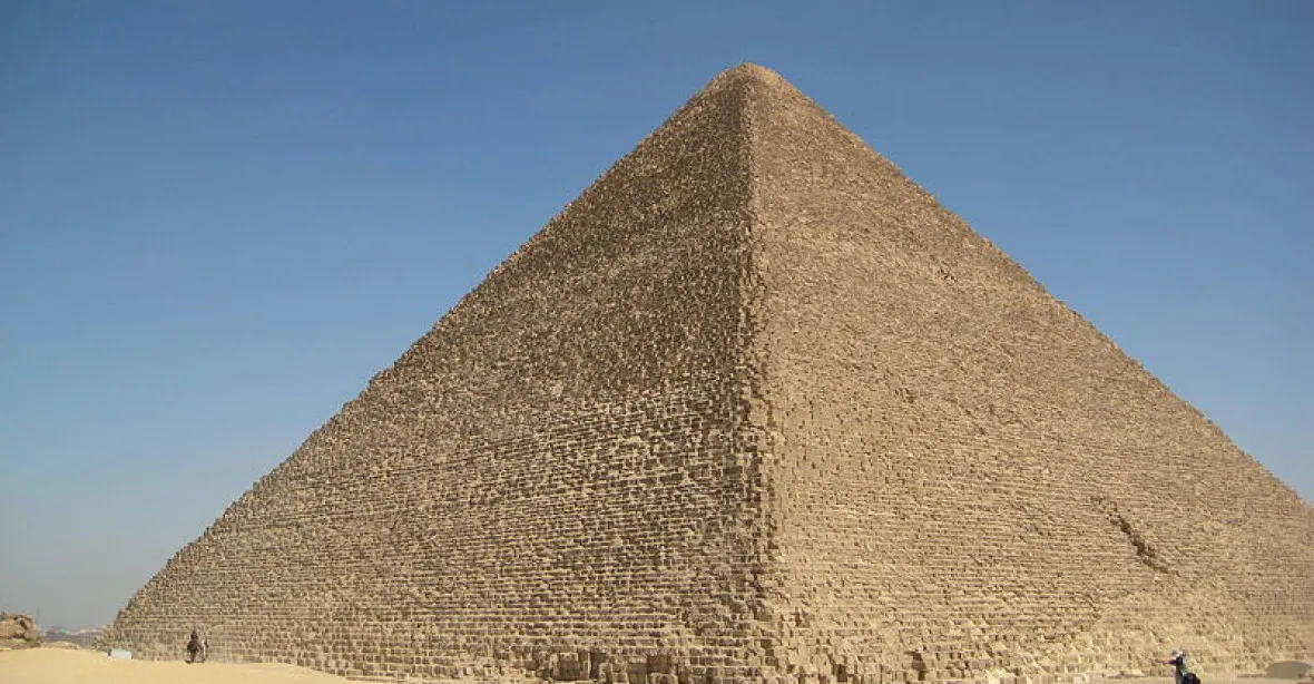 Pyramidy v Gíze asi skrývají neobjevené komory