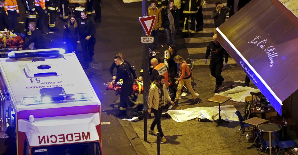 Teror v Paříži: 129 zavražděných. Jeden útočník přišel v říjnu přes Řecko