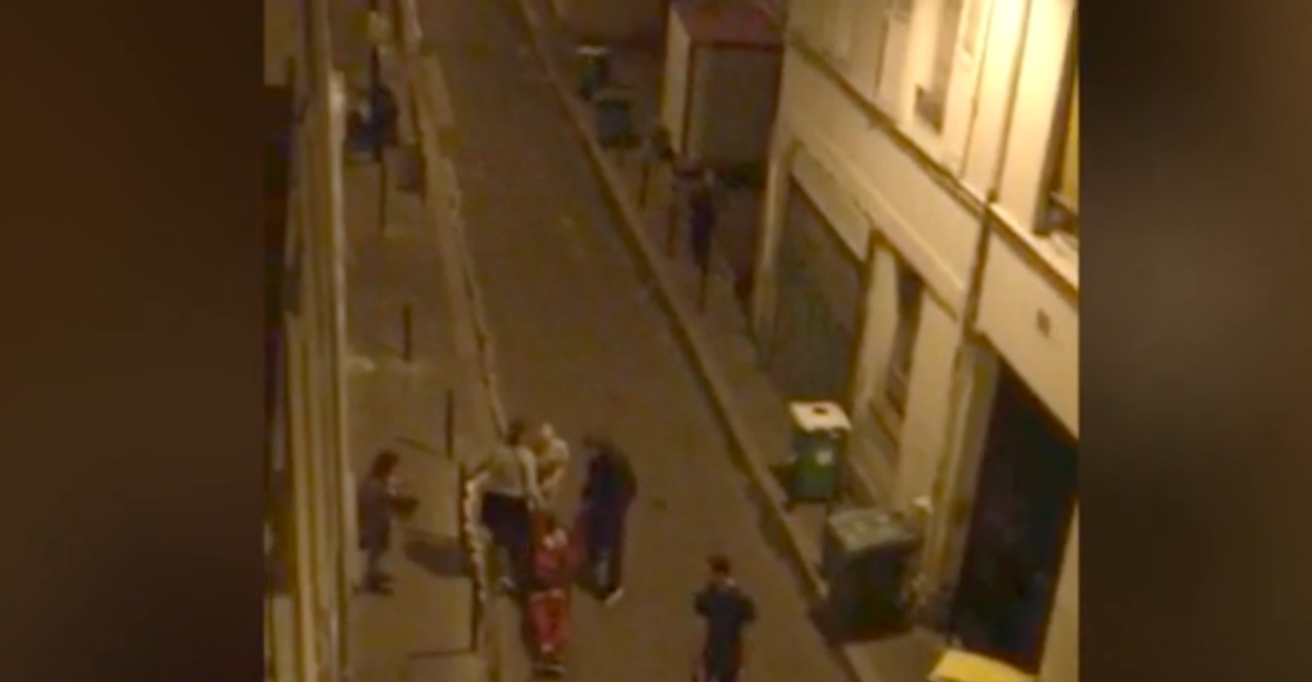 Drastické video z Paříže: zranění prchají, odtahují raněné, visí na římse